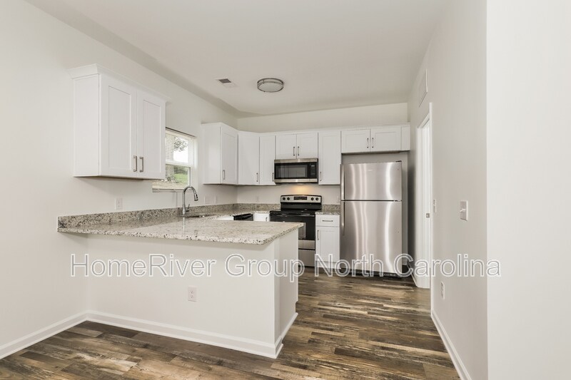 Building Photo - 828 Graylyn Dr