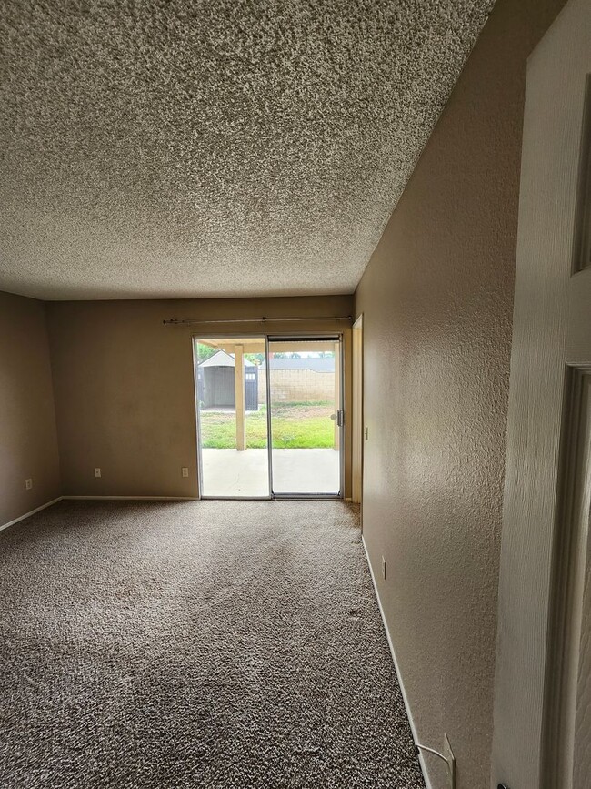 Building Photo - Inviting 3-Bedroom Home