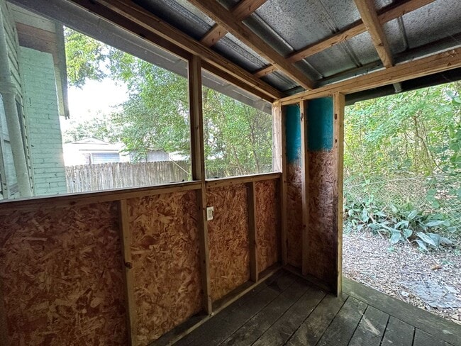 Building Photo - Beautiful 2 Bedroom, 1 Bathroom House in Fifth Avenue Available Now