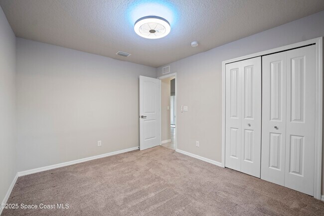 Building Photo - 565 Rembrandt St SE