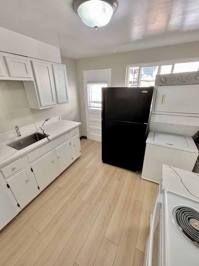 Building Photo - Remodeled Two Bedroom in University District-Next to DU!! New Carpet, In unit Washer/Dryer & More!!