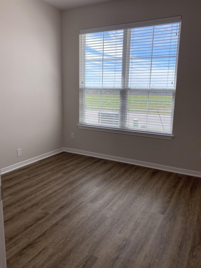 Building Photo - 808 Killam Dr