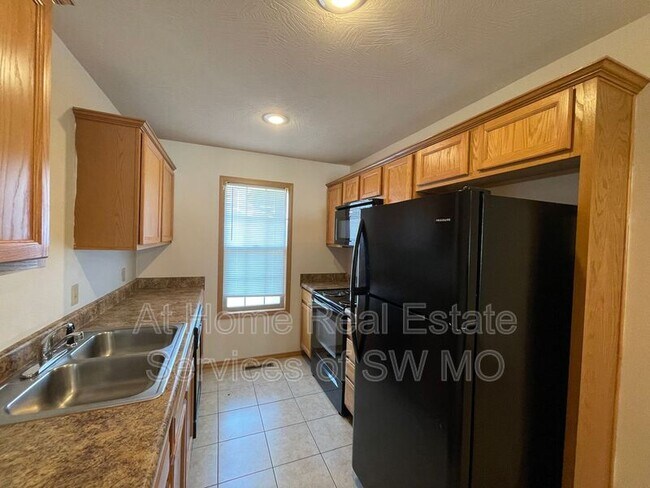 Building Photo - 1145 N Northwood Ave