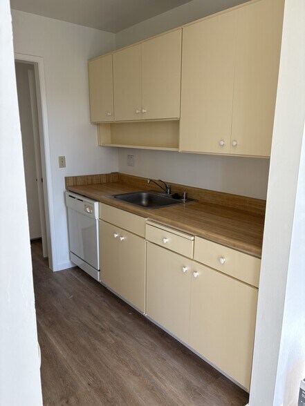 Kitchen - 3 Commodore Dr