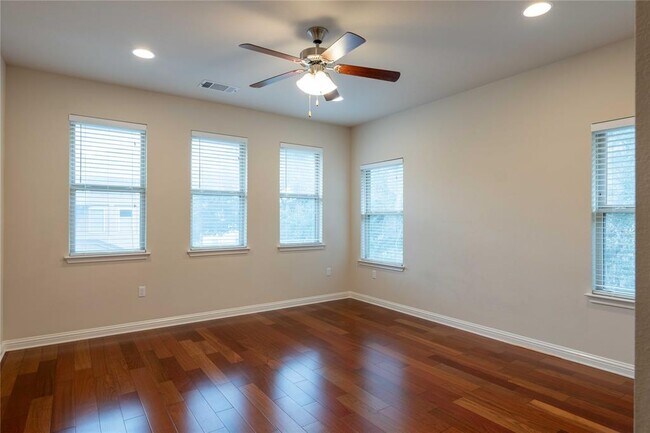 Building Photo - 13800 Lyndhurst St