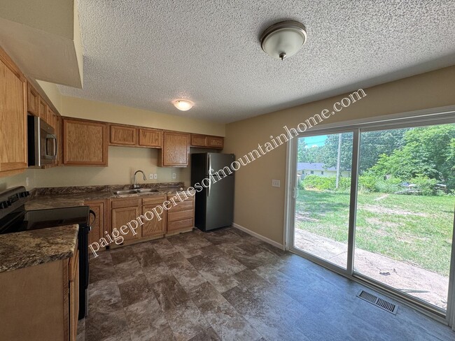 Building Photo - 3 bedroom, 1 bath Home