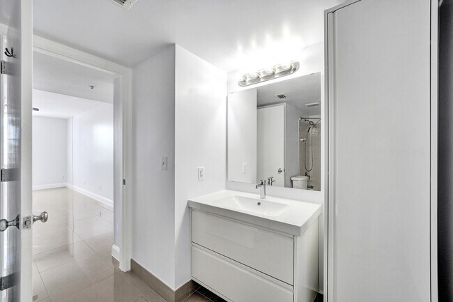 Building Photo - 1450 SE 3rd Ave