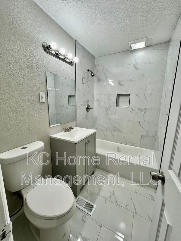 Building Photo - 4042 Paseo Blvd