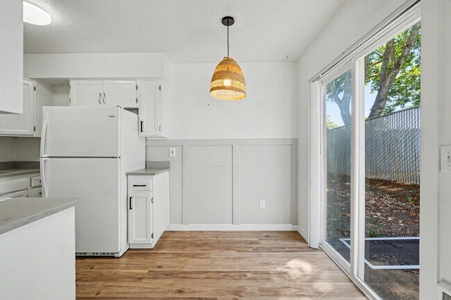 Building Photo - 5260-5262 Springcrest Drive