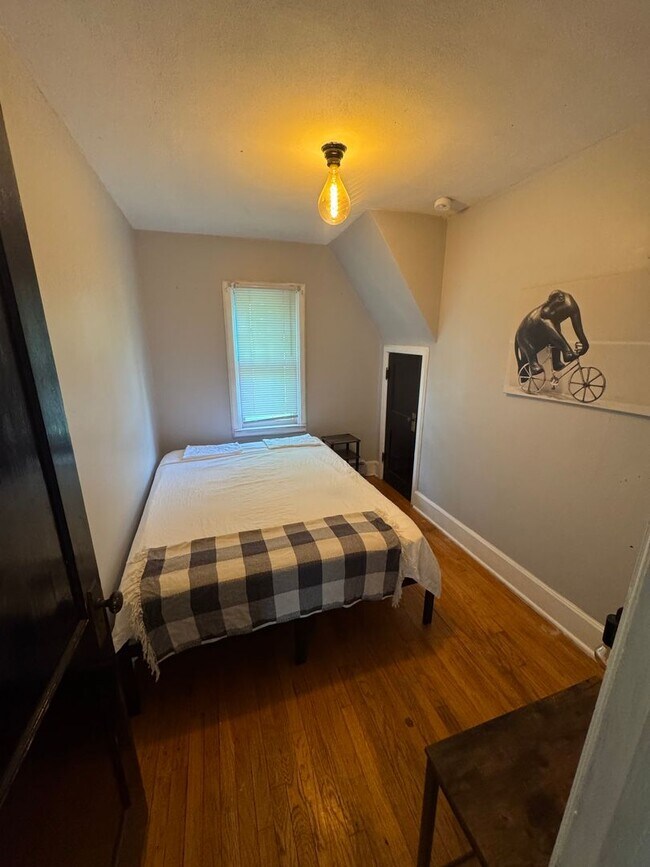 Building Photo - Beautiful 3- Bedroom Home for Rent- Univer...