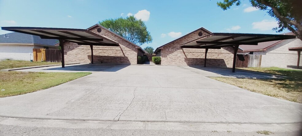 Building Photo - 1301 W Carmen Ave
