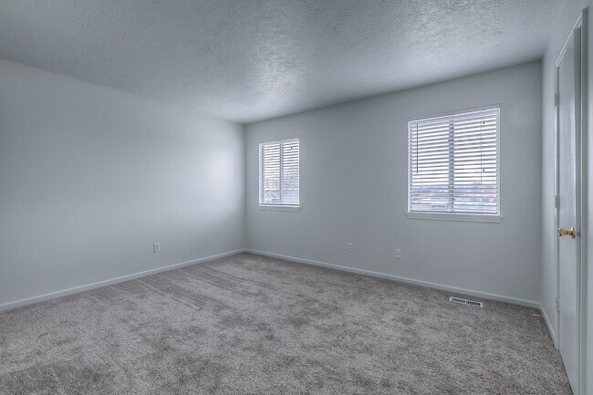 Building Photo - Updated 3 Bedroom 3 Bath Townhome