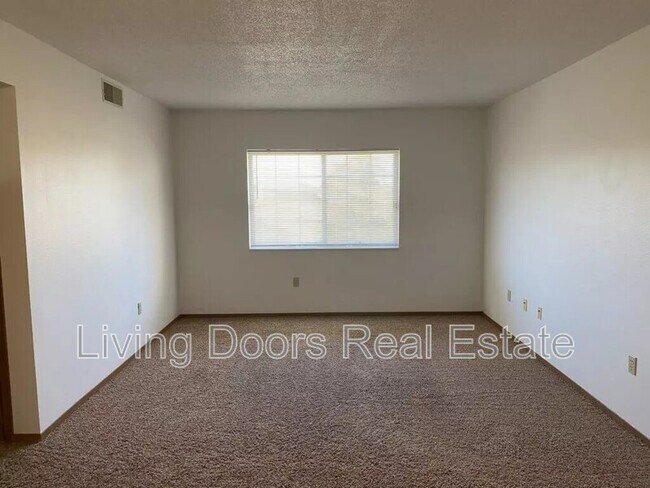 Building Photo - 605 S Washington St