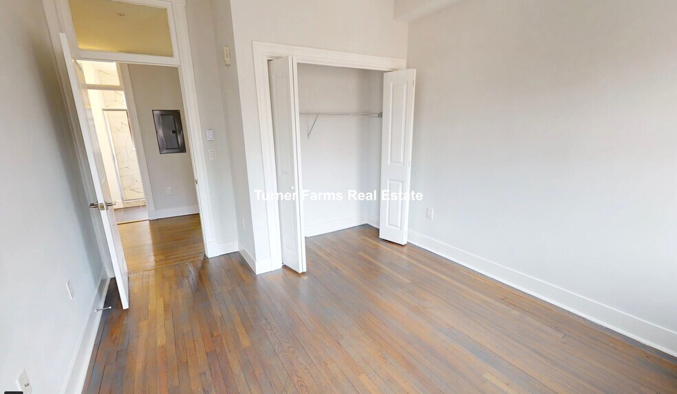 Building Photo - 211 Park Dr