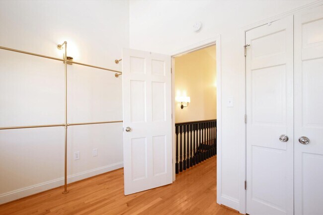 Building Photo - Spiffy 3 Bedroom, 2 Full Bathroom Rowhome just steps from Lincoln Park!!
