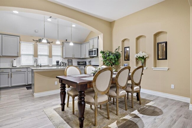 Building Photo - 163 Mount Ellen St