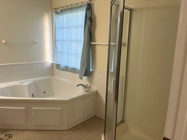 Building Photo - 6 Willow Tree Ct