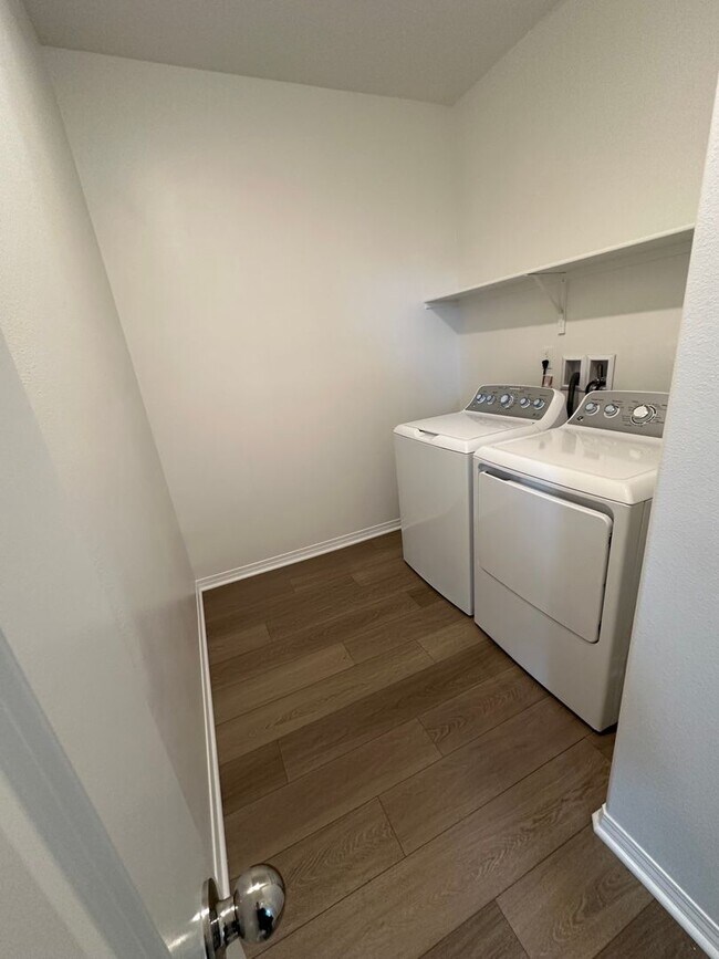 Building Photo - 1 Year Old Lenner 3 Bedroom + Loft Condo i...