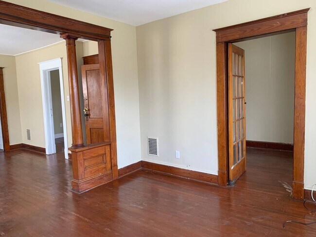 Building Photo - 857 Oakwood Ave