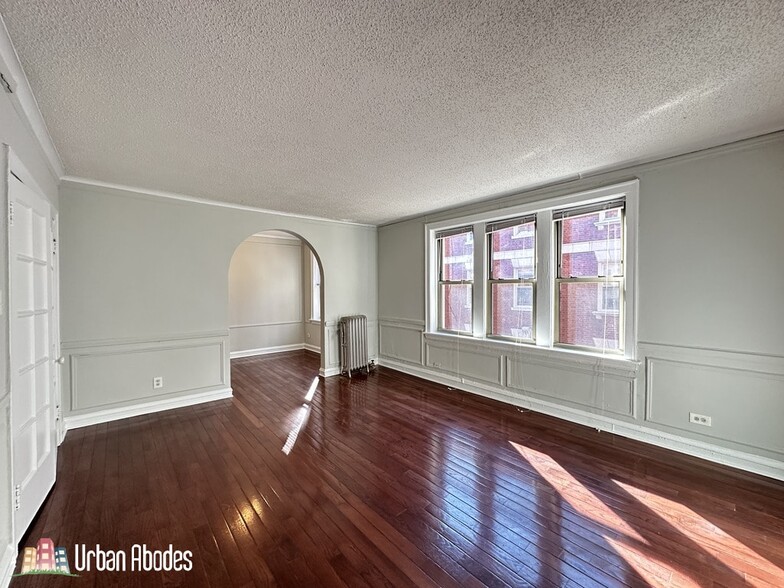 Building Photo - 528 W Surf St