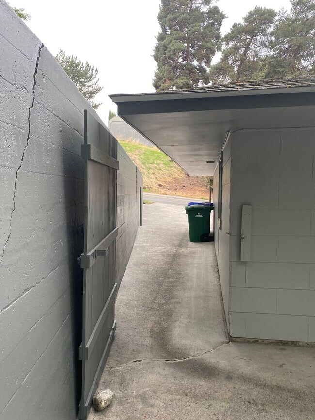 Building Photo - Johnson Duplex Apartments