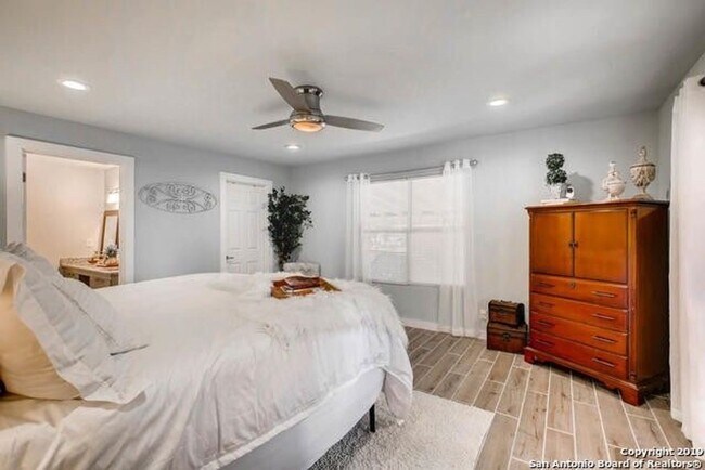 Building Photo - Adorable 3 bedroom 2 bath Minutes from N S...