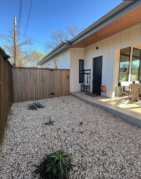 Entry - 3003 Birdwood Cir