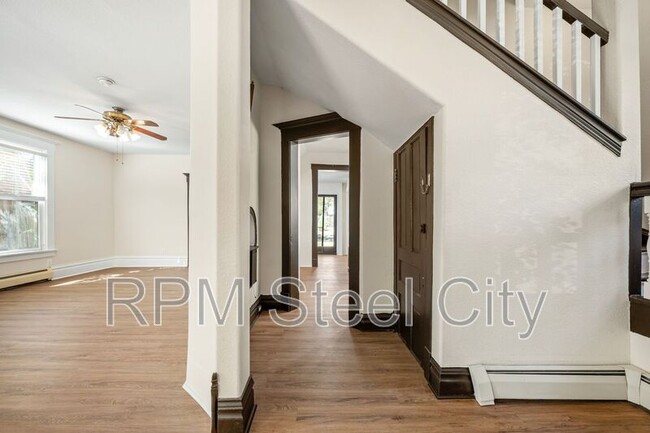 Building Photo - 2125 N Grand Ave