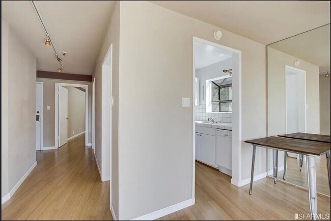 Building Photo - 1 Bed/1 Bath In Pacific Heights with Parking and Roof Deck