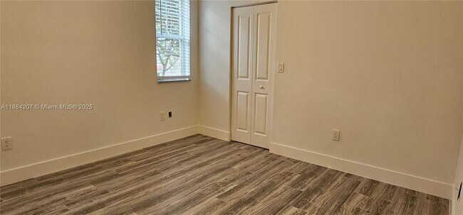 Building Photo - 5860 W Sample Rd