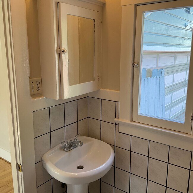 Building Photo - 272 S Grand St