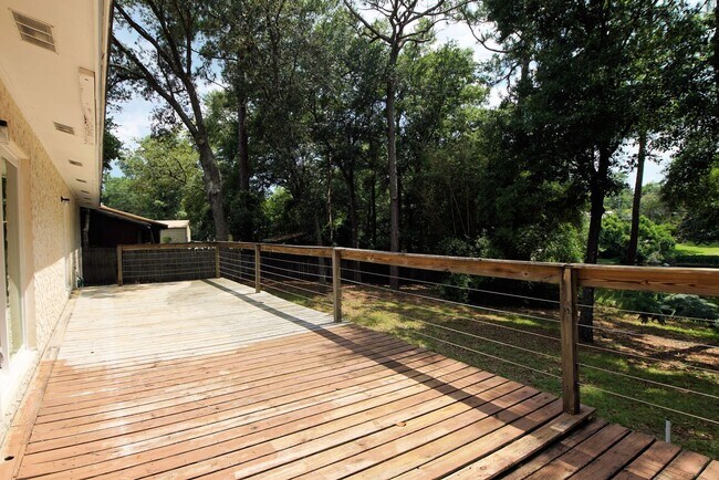 Building Photo - Central Niceville Location