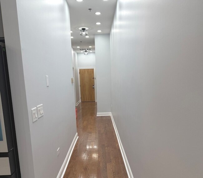 Building Photo - 2915 N Clybourn Ave