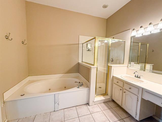 Building Photo - 8902 Bayshore Ln