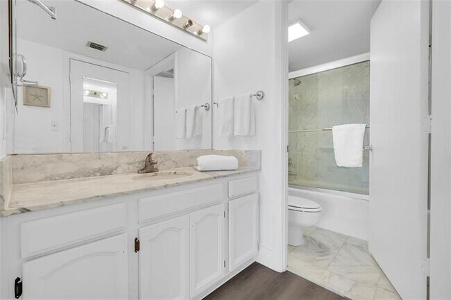 Building Photo - 3200 Port Royale Dr S