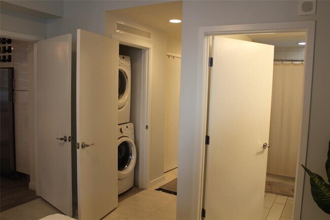 Building Photo - 999 SW 1st Ave