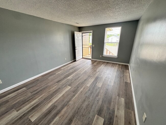 Building Photo - 3421 Meadow Ct