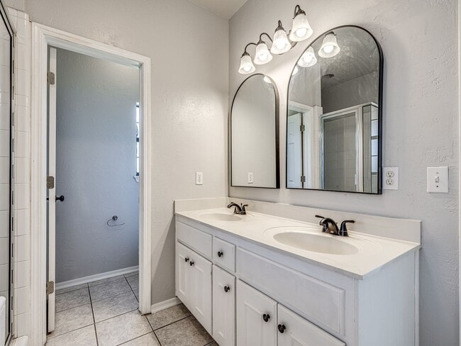 Building Photo - Beautifully remodeled home in Edmond + Edm...