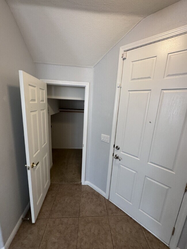 Building Photo - Centennial Hills 4-bedrooms with 2.5 bath