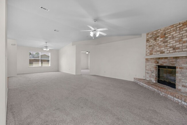 Building Photo - Available Now in East Navarre!!!