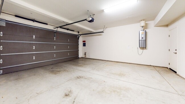 Building Photo - Beautiful Upgraded Stonegate 3 bedroom / 2.5 bath home