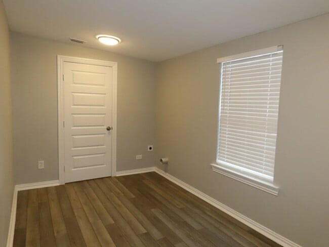 Building Photo - Newly Remodeled 4BR/1BA in Forest Hills Neighborhood