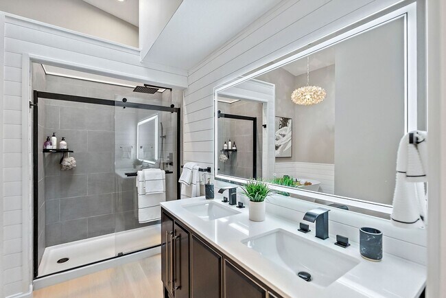 Building Photo - Impeccably Furnished Annual Rental Townhom...