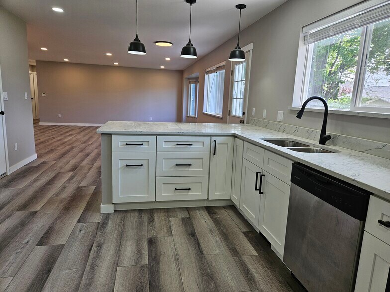 Building Photo - 2214 Claremont Ct