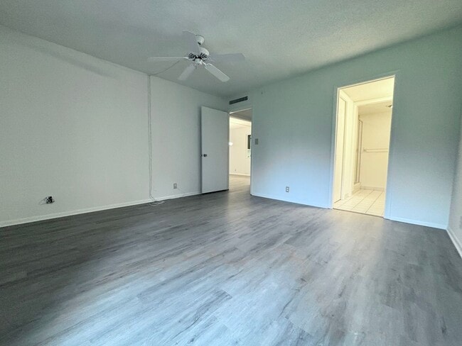 Building Photo - 55+ Community 2/2, Free Water, Pool, Exercise Room