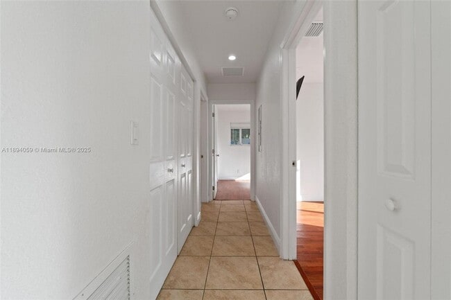 Building Photo - 6035 SW 40th Ct