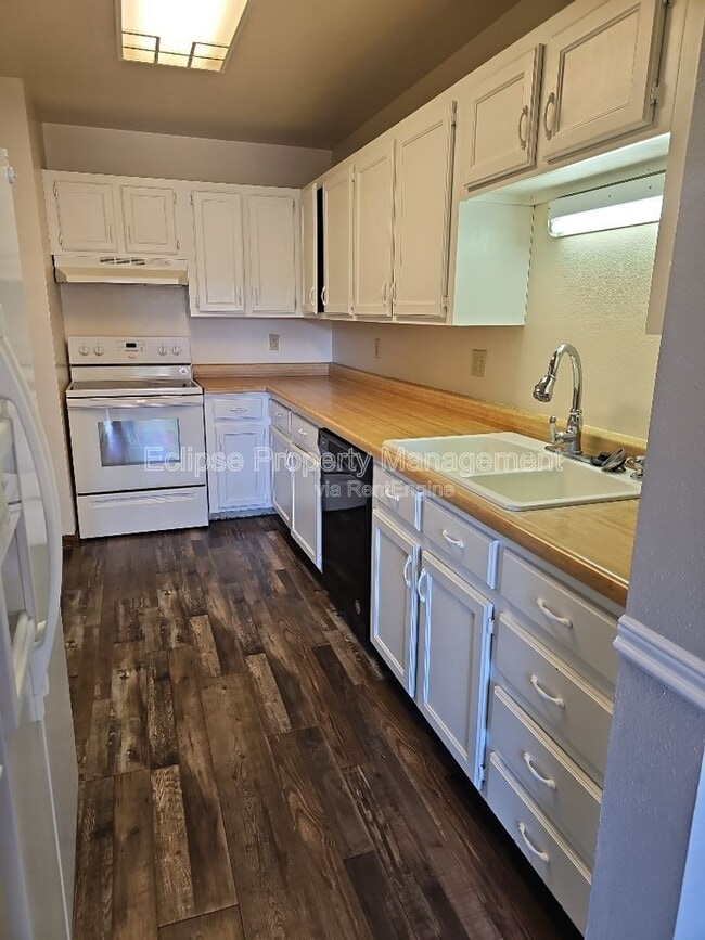 Building Photo - 9 River Dr