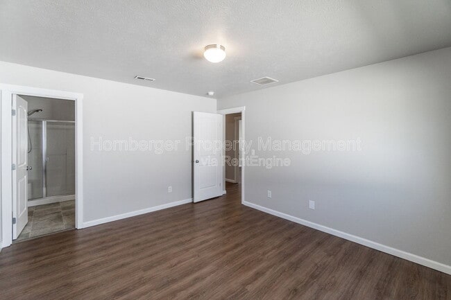 Building Photo - 9105 W Red St