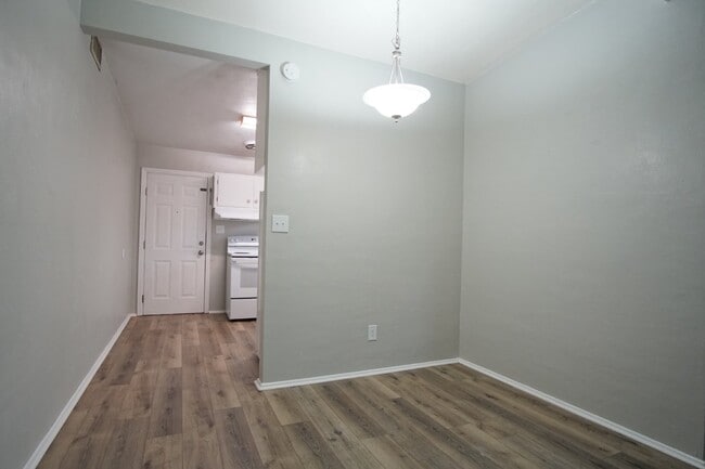 Building Photo - Well-Maintained 3BR/2BA Home with Fenced Y...