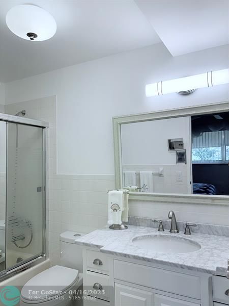 Building Photo - 1055 Country Club Dr